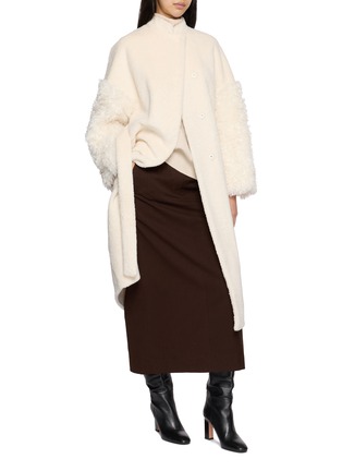 模特儿示范图 - 点击放大 - VALENTINI 1972 - Pacaia Belted Faux Fur Sleeve Coat