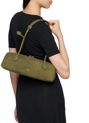 模特儿示范图 - 点击放大 - ALAÏA - Medium Le Teckel Leather Shoulder Bag