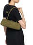 模特儿示范图 - 点击放大 - ALAÏA - Medium Le Teckel Leather Shoulder Bag