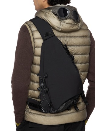 模特儿示范图 - 点击放大 - F/CE. - Texnic® Drawstring Slinger Bag