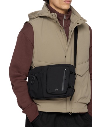 模特儿示范图 - 点击放大 - F/CE. - Texnic® Box Sachoche Shoulder Bag