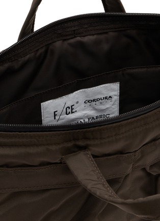 细节 - 点击放大 - F/CE. - Helmet 2.0 420 re/cor Three Way Re-Nylon Bag