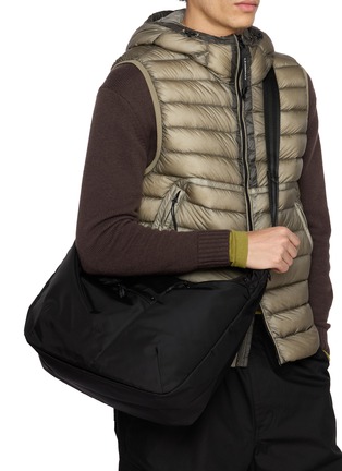 模特儿示范图 - 点击放大 - F/CE. - 420 re/cor Two-Way Shoulder Tote Bag 2.0