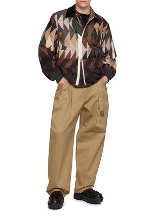 模特儿示范图 - 点击放大 - SACAI - X A.P.C. Quilts Print Cotton Blouson Jacket