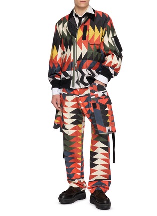 模特儿示范图 - 点击放大 - SACAI - X A.P.C. Quilts Geometric Print Pants