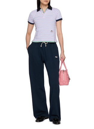 模特儿示范图 - 点击放大 - HOMMEGIRLS - X FRUIT OF THE LOOM 刺绣短袖 POLO 衫