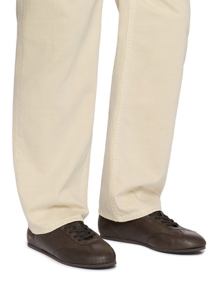 模特儿示范图 - 点击放大 - COMMON PROJECTS - Winter Driving Leather Men's Sneakers