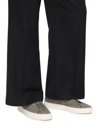 模特儿示范图 - 点击放大 - COMMON PROJECTS - Achilles Piuma Nabuck Leather Men's Sneakers