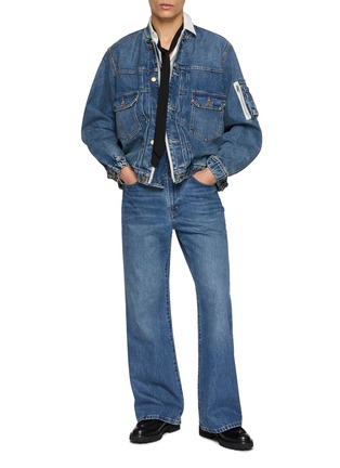 模特儿示范图 - 点击放大 - SACAI - X Levi’s Flared Medium Wash Jeans