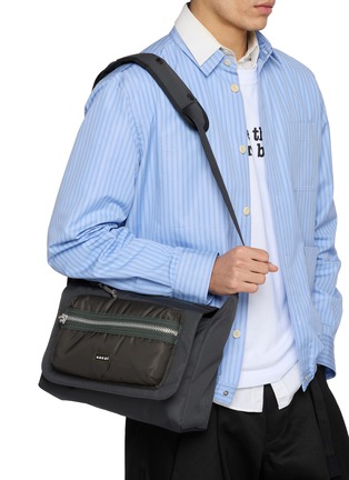 模特儿示范图 - 点击放大 - SACAI - Pocket Shoulder Bag