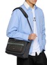模特儿示范图 - 点击放大 - SACAI - Pocket Shoulder Bag