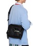 模特儿示范图 - 点击放大 - SACAI - UTILITY 多口袋单肩包