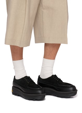 模特儿示范图 - 点击放大 - SACAI SHOES - U-tip Derby Shoes