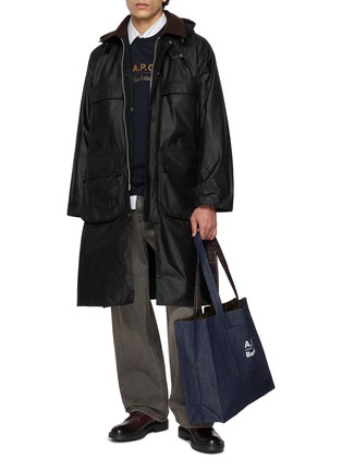 模特儿示范图 - 点击放大 - BARBOUR - x A.P.C. Sugarplump Bedale Long Wax Jacket