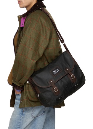 模特儿示范图 - 点击放大 - BARBOUR - x A.P.C. Wax Tarras Bag