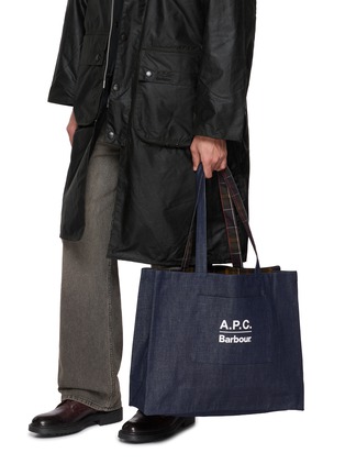 模特儿示范图 - 点击放大 - BARBOUR - x A.P.C. Denim Weekender Holdall Bag