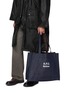 模特儿示范图 - 点击放大 - BARBOUR - x A.P.C. Denim Weekender Holdall Bag