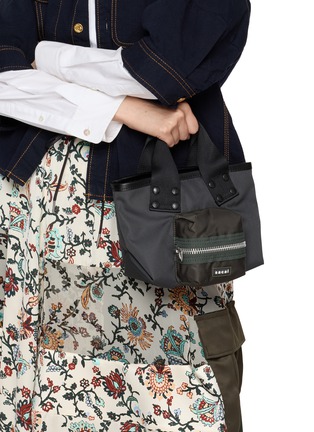 模特儿示范图 - 点击放大 - SACAI - Small Pocket Tote Bag