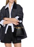 模特儿示范图 - 点击放大 - SACAI - Small Pursket Leather Bag