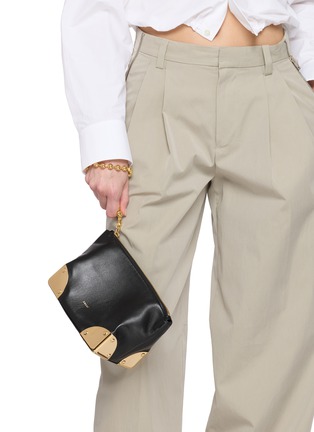 模特儿示范图 - 点击放大 - SACAI - Corner Metal Leather Pouch