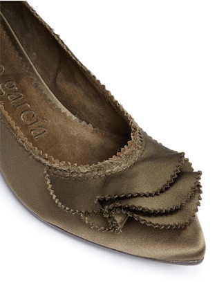 细节 - 点击放大 - PEDRO GARCÍA - ALBANY层次荷叶边缎面尖头平底鞋