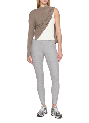 模特儿示范图 - 点击放大 - BEYOND YOGA - Keep It Cool Seamless Midlength Tank