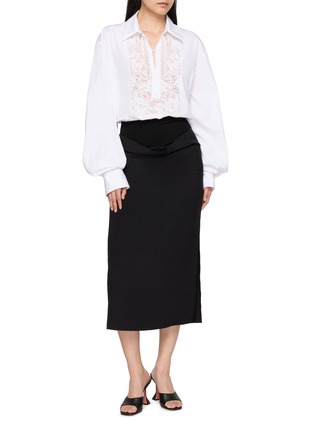 模特儿示范图 - 点击放大 - ERMANNO SCERVINO - Embroidered Cropped Cotton Shirt