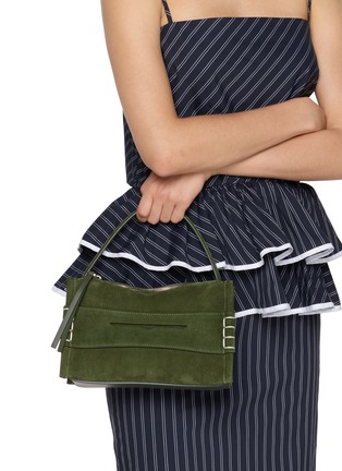 模特儿示范图 - 点击放大 - JW ANDERSON - Small Loafer Suede Bag