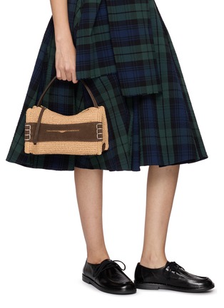 模特儿示范图 - 点击放大 - JW ANDERSON - Small Loafer Raffia Suede Shoulder Bag