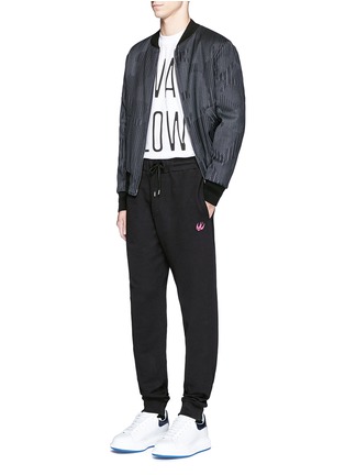 模特儿示范图 - 点击放大 - MC Q - SWALLOW印花纯棉T恤