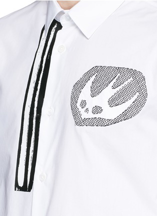 细节 - 点击放大 - MC Q - 徽章和胶印装饰纯棉衬衫