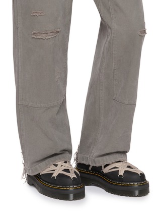 模特儿示范图 - 点击放大 - RICK OWENS - X DR. MARTENS MEGALACE 绕带穆勒皮鞋