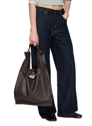 模特儿示范图 - 点击放大 - BEAUTIFUL PEOPLE - Extra Large Bandage Handle Shrink Leather Market Bag
