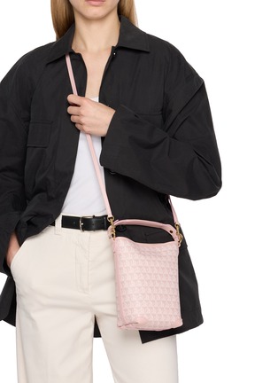 模特儿示范图 - 点击放大 - ANYA HINDMARCH - Mini I am a Plastic Bag Recycled Canvas Bucket Bag