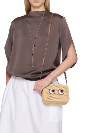 模特儿示范图 - 点击放大 - ANYA HINDMARCH - Eyes Raffia Crossbody Bag