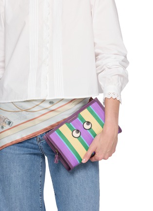 模特儿示范图 - 点击放大 - ANYA HINDMARCH - Stripes Recycled Mesh Pouch