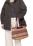 模特儿示范图 - 点击放大 - ANYA HINDMARCH - Striped Raffia Tote Bag