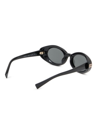 模特儿示范图 - 点击放大 - MIU MIU - Main Collection Oval Sunglasses
