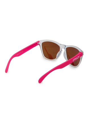 模特儿示范图 - 点击放大 - OAKLEY - Frogskins™ Neon Pop Collection Prizm™ Sunglasses
