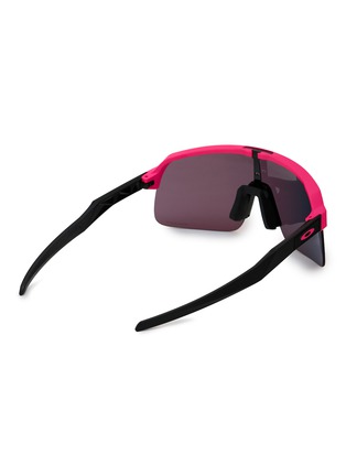 模特儿示范图 - 点击放大 - OAKLEY - Sutro™ Lite S Neon Pop Collection Prizm™ Sunglasses
