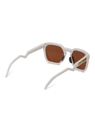 模特儿示范图 - 点击放大 - OAKLEY - HSTN SQ Prizm™ Sunglasses