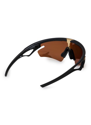 模特儿示范图 - 点击放大 - OAKLEY - Sphaera™ Slash Gridiron Collection Prizm™ Sunglasses