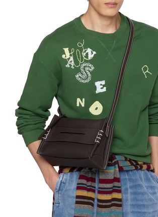 模特儿示范图 - 点击放大 - JW ANDERSON - Small Loafer Grained Leather Bag