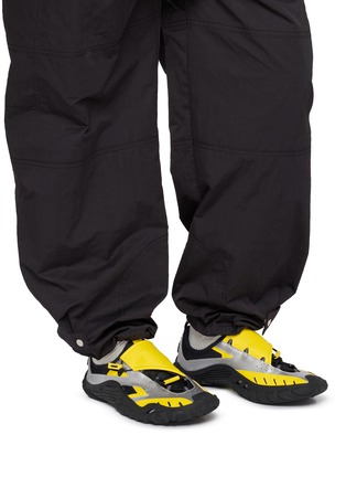模特儿示范图 - 点击放大 - ADIDAS - x Pharrell Williams Virginia Watermoc Men's Sneakers