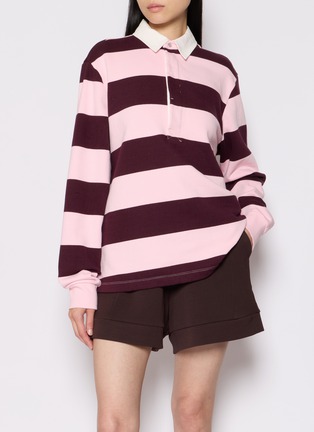 模特儿示范图 - 点击放大 - SKIMS - BOYFRIEND FLEECE 连帽套头衫
