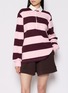 模特儿示范图 - 点击放大 - SKIMS - BOYFRIEND FLEECE 连帽套头衫
