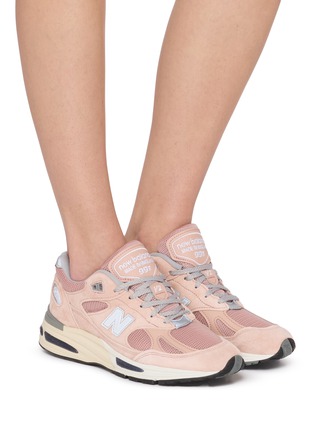 模特儿示范图 - 点击放大 - NEW BALANCE - 991v2 Low Top Unisex Sneakers