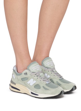 模特儿示范图 - 点击放大 - NEW BALANCE - 991v2 Low Top Unisex Sneakers
