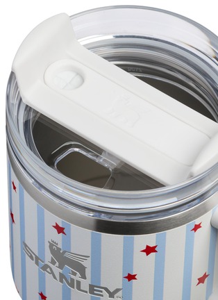 细节 –点击放大 - STANLEY - The Quencher H2.0 FlowState™ Tumbler 20oz — Blue Starry Stripes