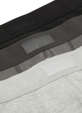 模特儿示范图 - 点击放大 - SKIMS - SKIMS Cotton Boxer Briefs — Pack of 3